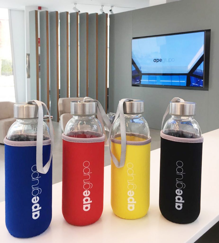 APE Grupo dice no al uso del plástico con sus nuevas botellas de cristal para los empleados.
